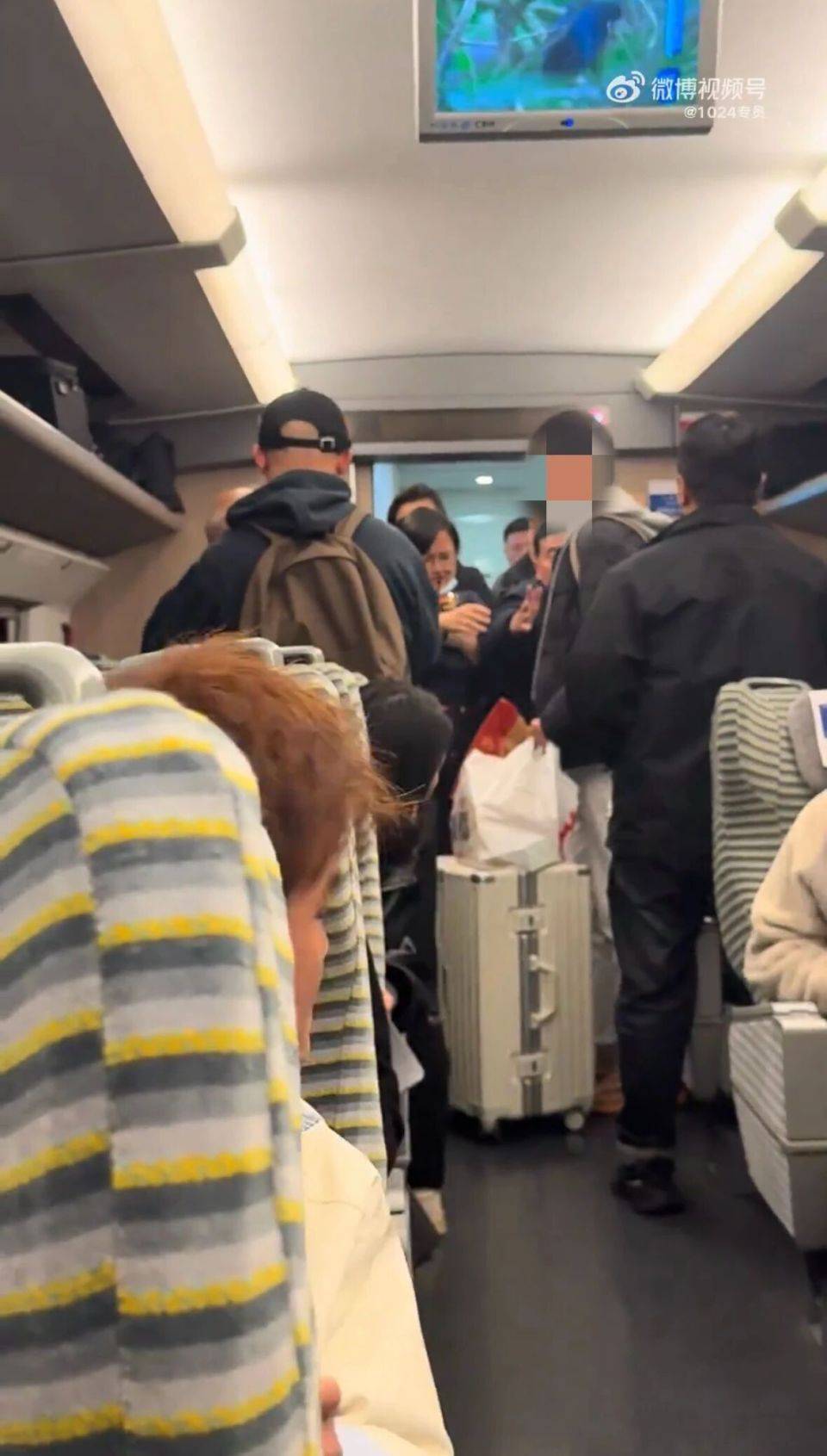 老年男子高铁上要求让座遭拒<strong></p>
<p>通化金马股票</strong>,反辱骂年轻乘客:“你是人吗?”