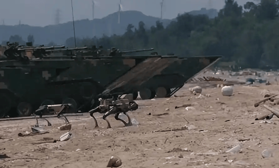 解放军“机器狼”投入台海<strong></p>
<p>燕京啤酒股票</strong>,集群抢滩动作丝滑