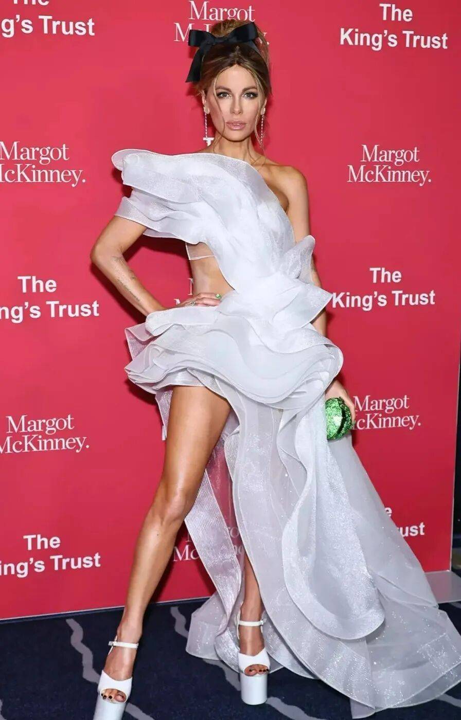 最美吸血鬼如今瘦成骷髅<strong></p>
<p>燕京啤酒股票</strong>？《珍珠港》女主究竟怎么了？