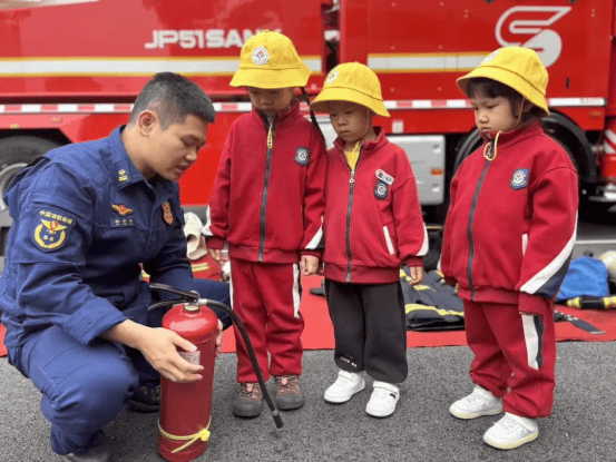消防“童”行护安全 平安校园伴成长