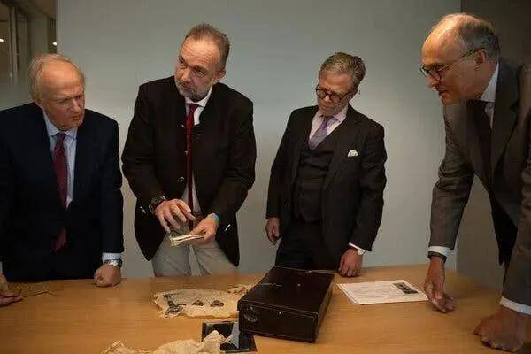 失踪百年的欧洲王室诅咒之钻重现<strong></p>
<p>美邦服饰股票</strong>，背后藏着一位忠贞皇后的惊人布局