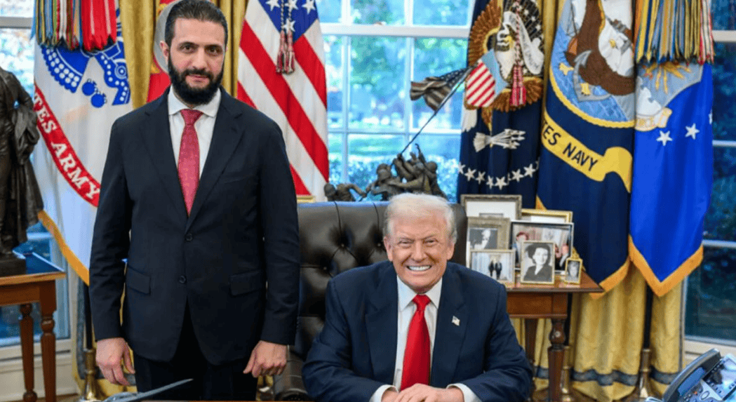 朱拉尼在合照中站得笔直<strong></p>
<p>中京电子股票</strong>，特朗普把人叫来白宫，却连正门都不让走