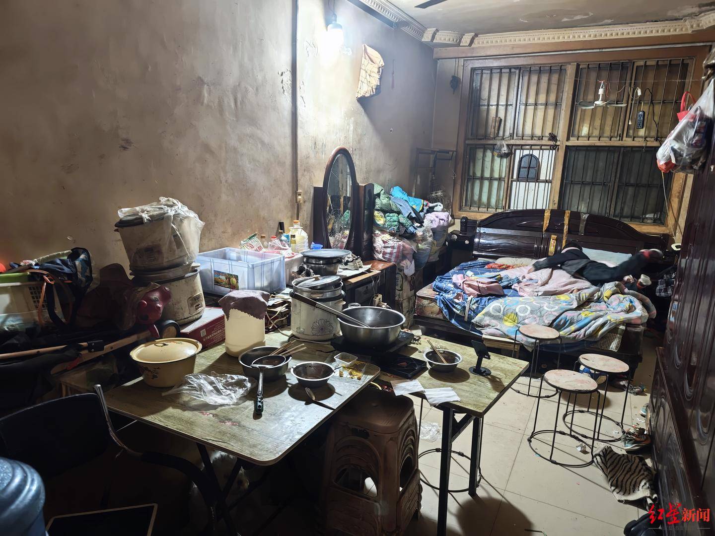 现场走访“女孩寒冬穿拖鞋捡食”一家：还有一个4岁妹妹<strong></p>
<p>沃森生物股票</strong>，当地正为两个孩子联系学校|求真