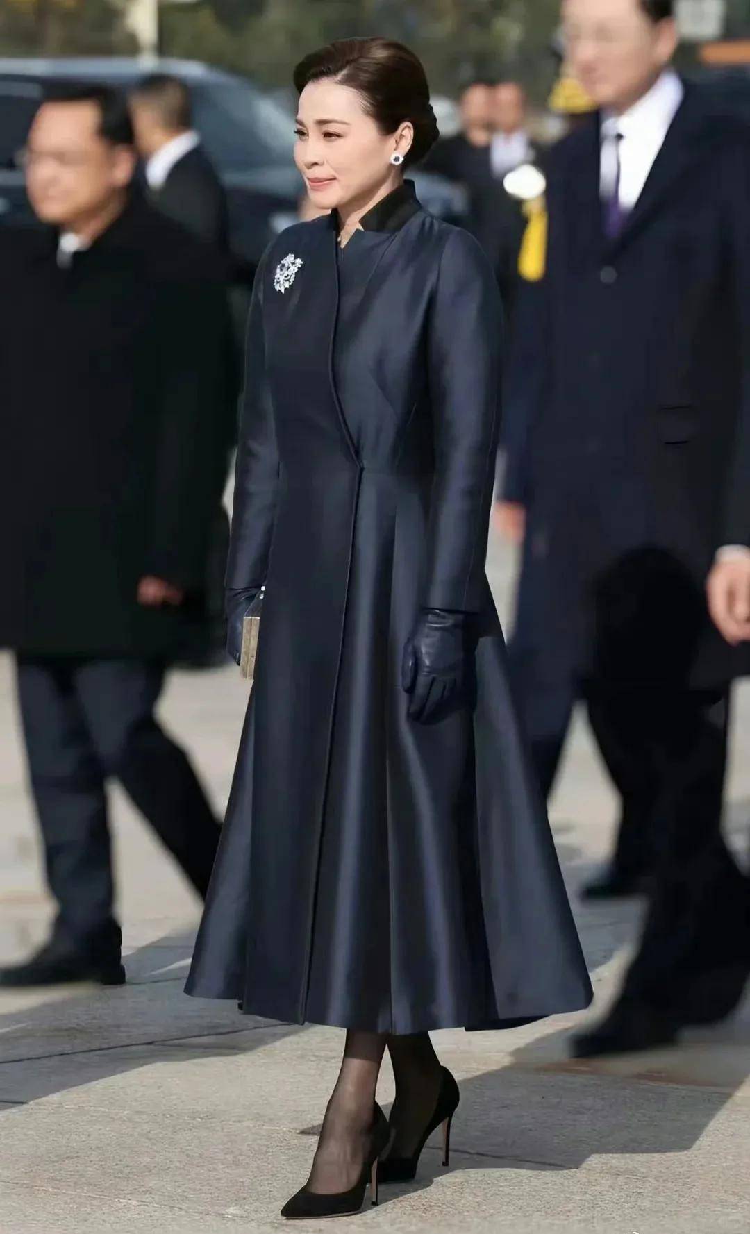 泰国王后访华“穿搭九宫格”出圈<strong></p>
<p>上港集团股票</strong>，隆重珠宝展现用心诚意