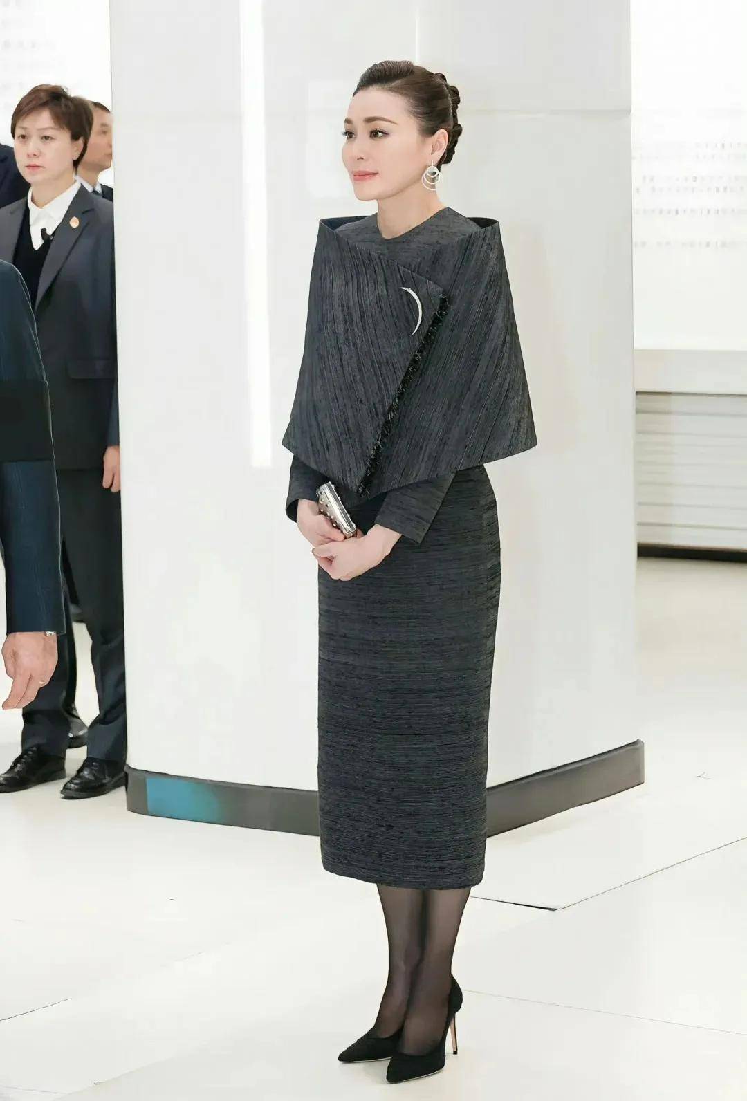 泰国王后访华“穿搭九宫格”出圈<strong></p>
<p>上港集团股票</strong>，隆重珠宝展现用心诚意