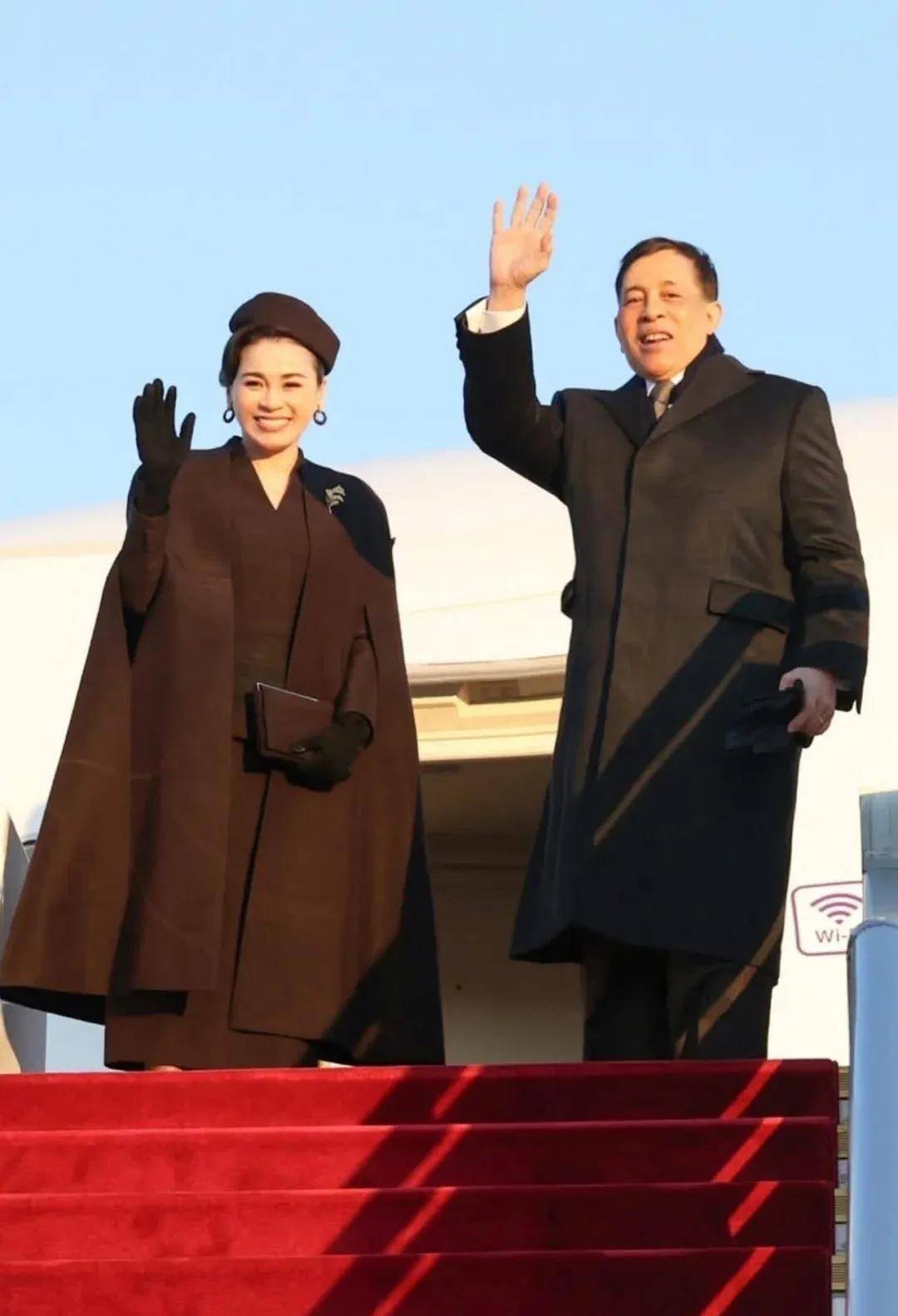 泰国王后访华“穿搭九宫格”出圈<strong></p>
<p>上港集团股票</strong>，隆重珠宝展现用心诚意