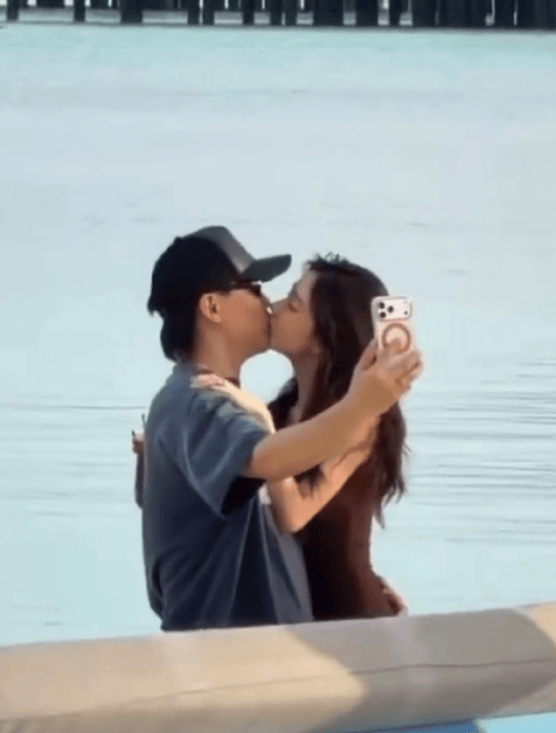 考古|胡彦斌易梦玲恋情曝光!相差16岁横跨歌手网红领域<strong></p>
<p>上港集团股票</strong>,25年底最让人震惊的情侣出现