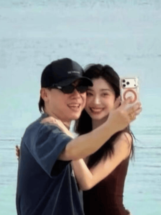 考古|胡彦斌易梦玲恋情曝光!相差16岁横跨歌手网红领域<strong></p>
<p>上港集团股票</strong>,25年底最让人震惊的情侣出现