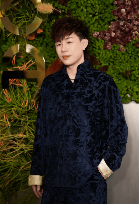 考古|胡彦斌易梦玲恋情曝光!相差16岁横跨歌手网红领域<strong></p>
<p>上港集团股票</strong>,25年底最让人震惊的情侣出现