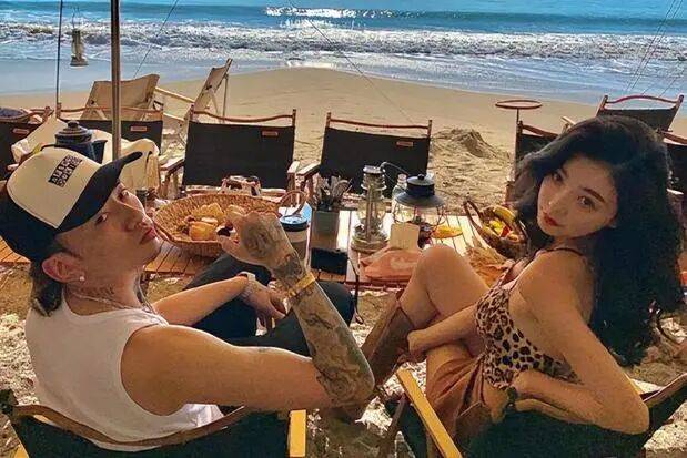 考古|胡彦斌易梦玲恋情曝光!相差16岁横跨歌手网红领域<strong></p>
<p>上港集团股票</strong>,25年底最让人震惊的情侣出现