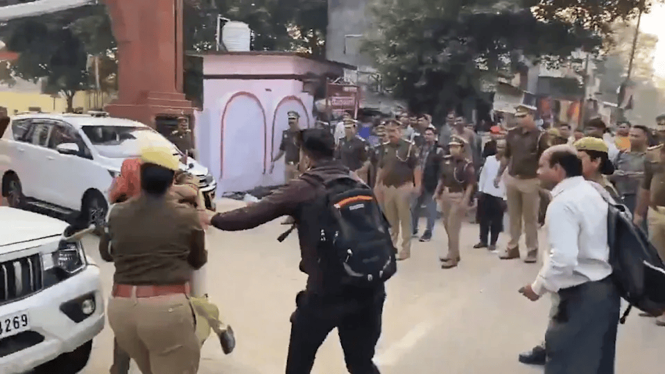 遭轮奸后接死亡威胁<strong></p>
<p>上港集团股票</strong>,印度16岁少女冲破警戒线向高级警官求助