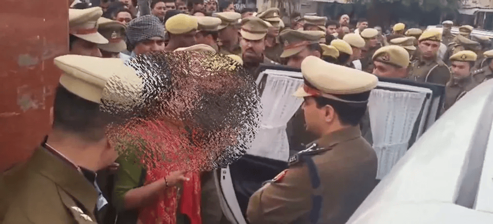 遭轮奸后接死亡威胁<strong></p>
<p>上港集团股票</strong>,印度16岁少女冲破警戒线向高级警官求助