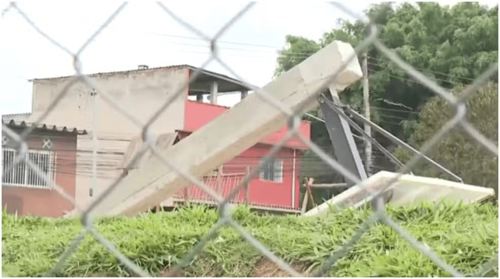 巴西17岁少年在朋友面前秀扣篮<strong></p>
<p>丰乐种业股票</strong>，下一秒篮架倒塌被砸头身亡