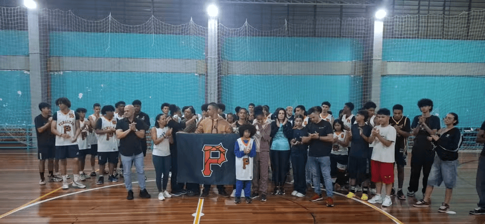 巴西17岁少年在朋友面前秀扣篮<strong></p>
<p>丰乐种业股票</strong>，下一秒篮架倒塌被砸头身亡