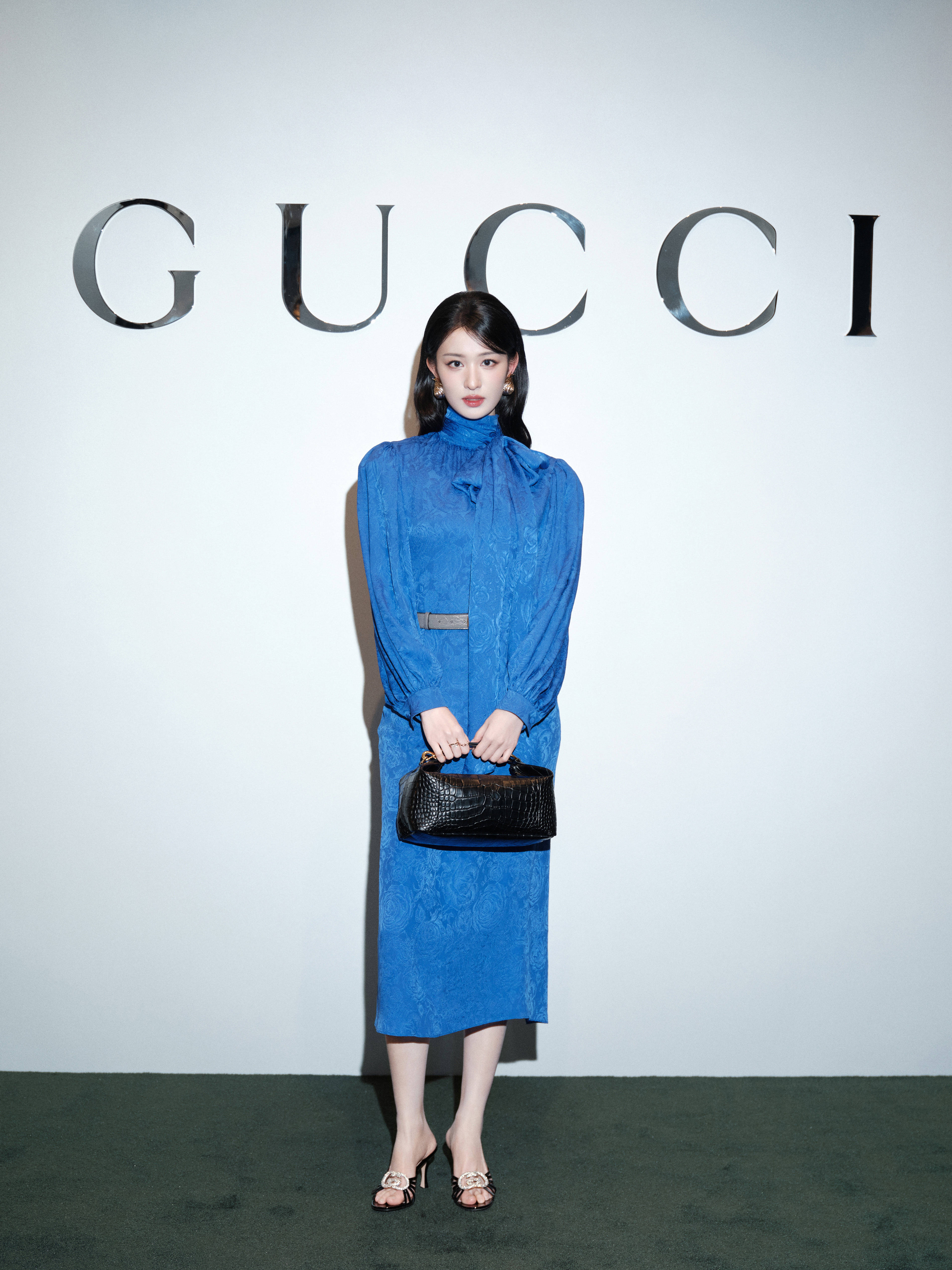 王楚然一席蓝色复古裙惊艳成都<strong></p>
<p>中信建投股票</strong>，欧阳娜娜一身LV看展愈加熟女风！