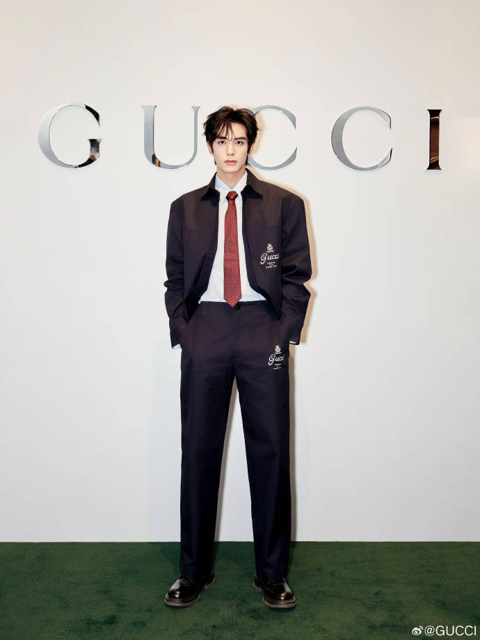 王楚然一席蓝色复古裙惊艳成都<strong></p>
<p>中信建投股票</strong>，欧阳娜娜一身LV看展愈加熟女风！