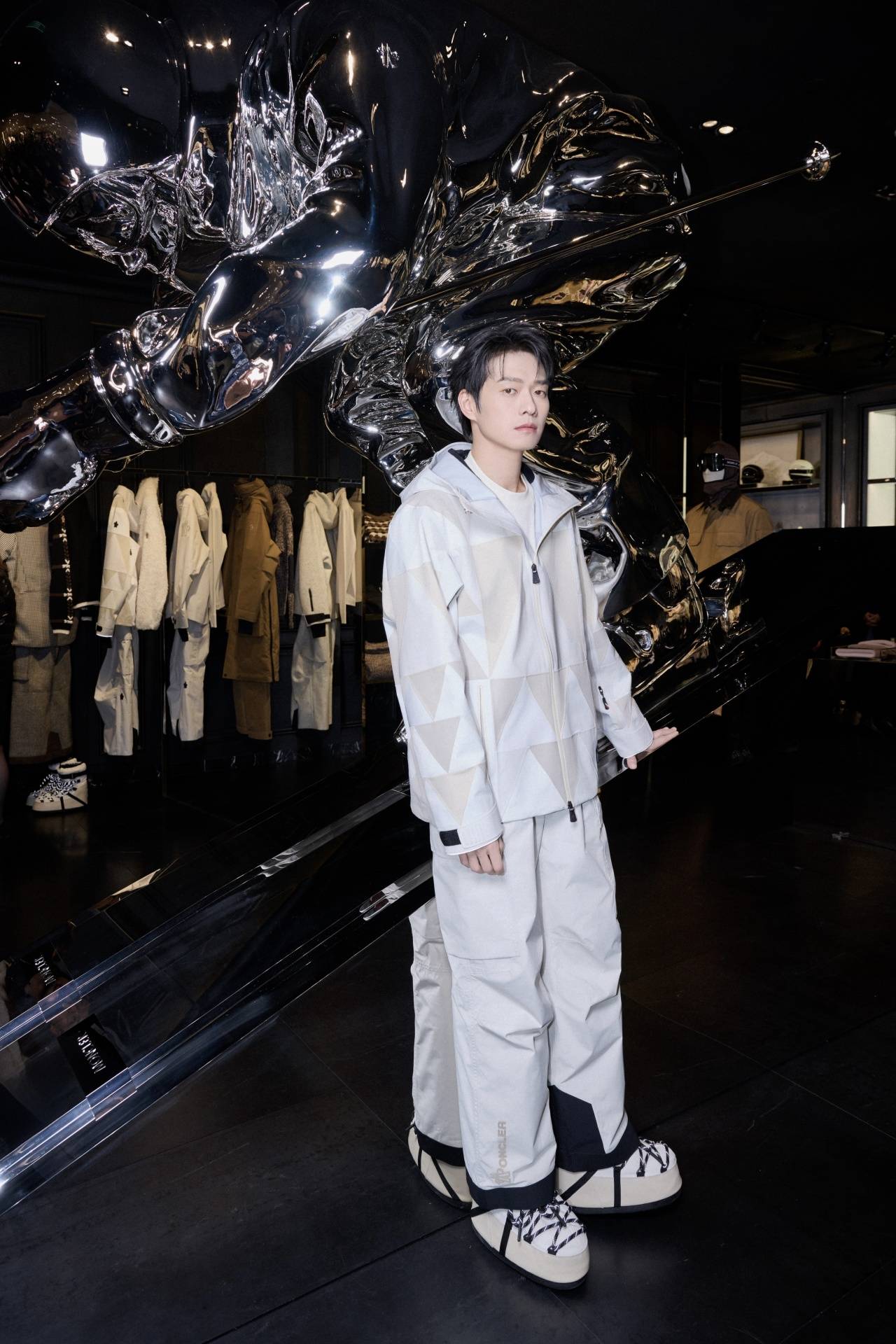 王楚然一席蓝色复古裙惊艳成都<strong></p>
<p>中信建投股票</strong>，欧阳娜娜一身LV看展愈加熟女风！