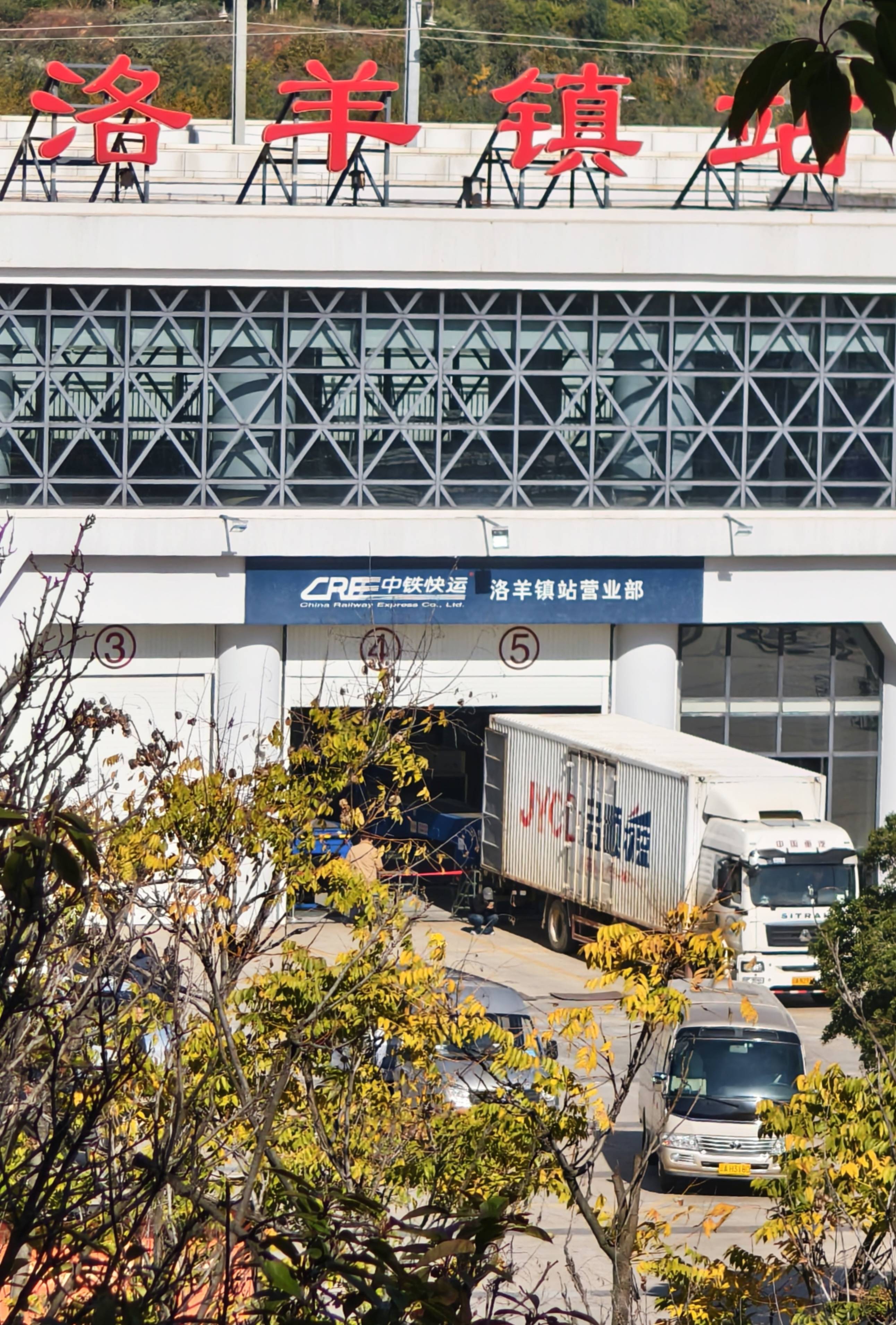 昆明发生试验列车撞施工作业人员事故<strong></p>
<p>中信建投股票</strong>，开屏新闻记者探访现场