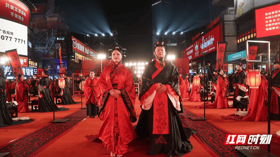 汶川地震被救起的女孩<strong></p>
<p>长信科技股票</strong>，17年后和救她的军人结婚了