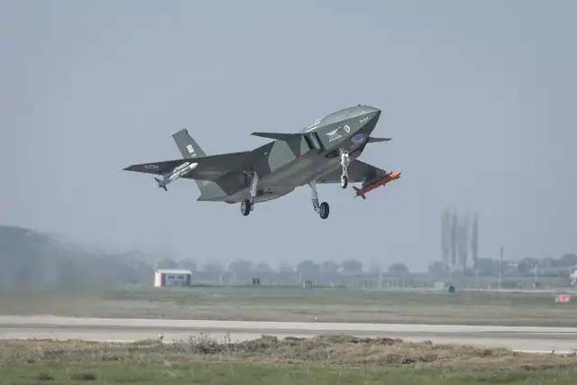 我们落后了?土耳其完成“世界首次无人机发射空空弹”<strong></p>
<p>长信科技股票</strong>,性能如何