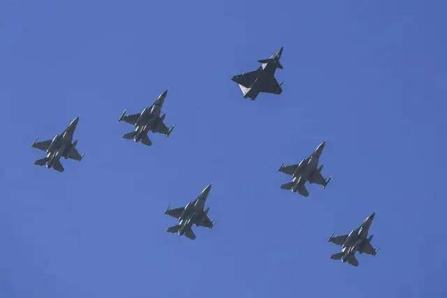 我们落后了?土耳其完成“世界首次无人机发射空空弹”<strong></p>
<p>长信科技股票</strong>,性能如何