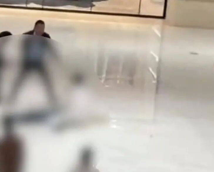 安徽合肥银泰中心发生一起坠楼事件<strong></p>
<p>长信科技股票</strong>，商场称“派出所第一时间到场”，警方回应