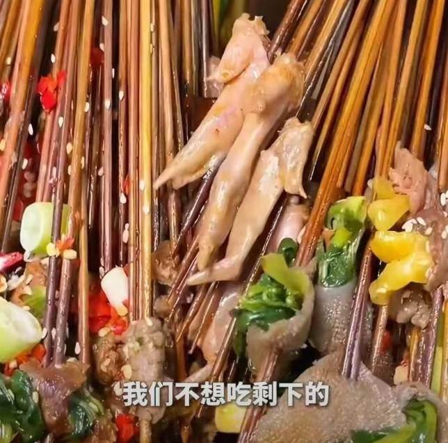 女子吃地摊火锅<strong></p>
<p>长信科技股票</strong>，目睹老板将别人吃剩的锅底倒回汤锅，不满遭威胁