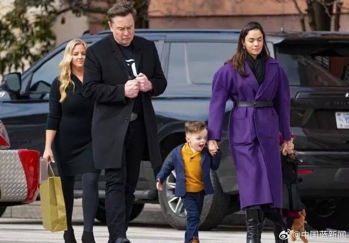 马斯克官宣小15岁高管女友，毕业于耶鲁大学是AI专家，马斯克母亲力赞：她又智慧又独立