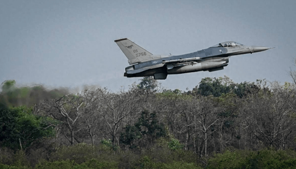 中日剑拔弩张之际<strong></p>
<p>江淮汽车股票</strong>，四大邻国又打起来了！战机重武器全部上场