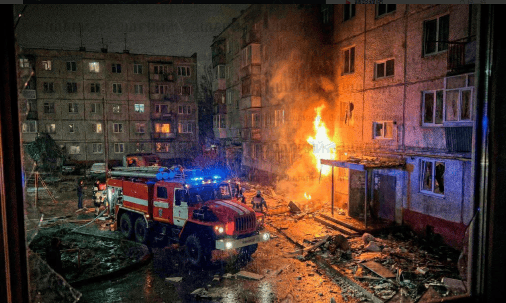 S400导弹已经顶不住了？莫斯科爆发彻夜防空战，火车雷达发电站统统爆炸