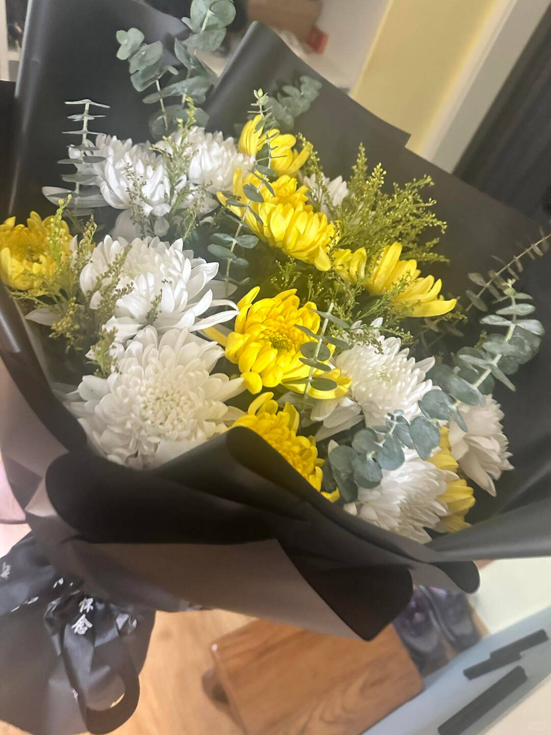 上海高中生买99朵康乃馨为母亲庆生<strong></p>
<p>股票人</strong>，却收到菊花写着“缅怀逝者”，店家：骑手送错了