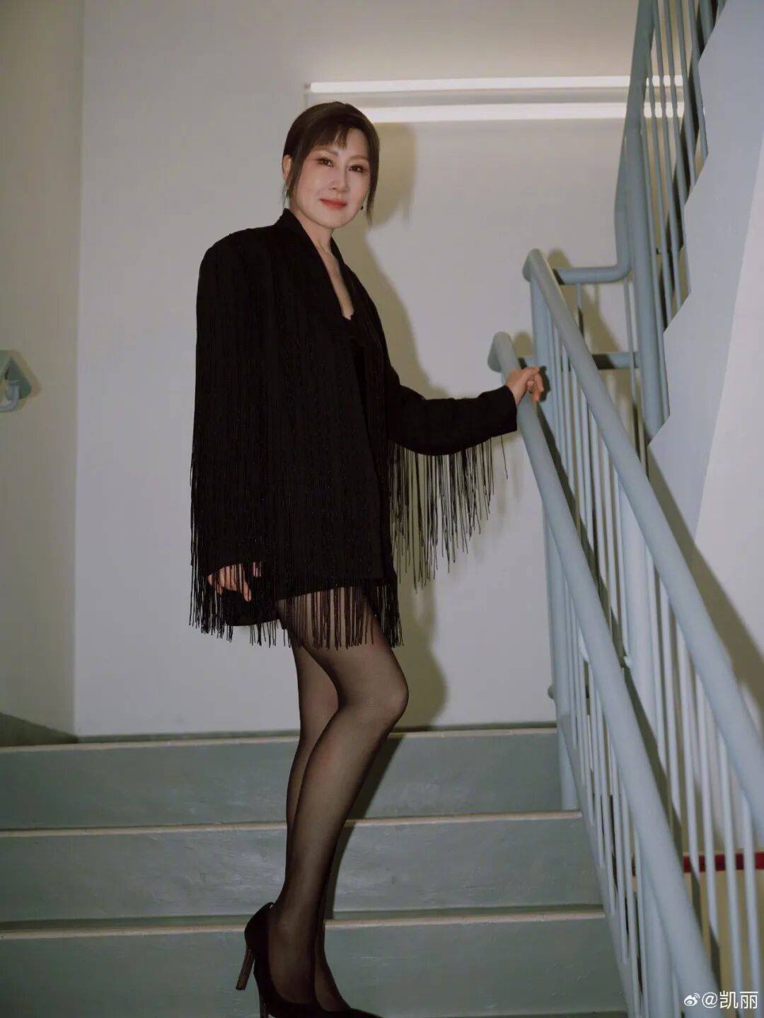 63岁女演员张凯丽晒照<strong></p>
<p>股票人</strong>,黑丝袜配高跟鞋,曾表示:年龄阻挡不了追求美的脚步