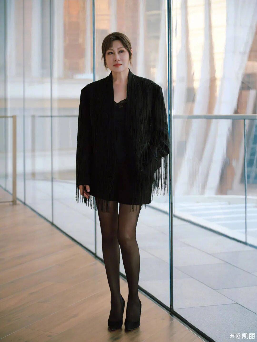 63岁女演员张凯丽晒照<strong></p>
<p>股票人</strong>,黑丝袜配高跟鞋,曾表示:年龄阻挡不了追求美的脚步