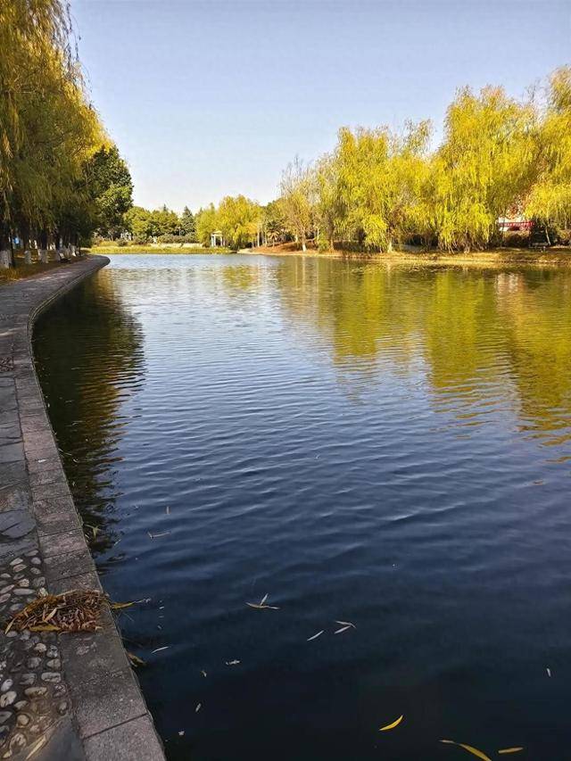 安徽工程大学一学生在校园内溺水身亡<strong></p>
<p>奋达科技股票</strong>，疑参加游戏时不慎坠湖，学校回应