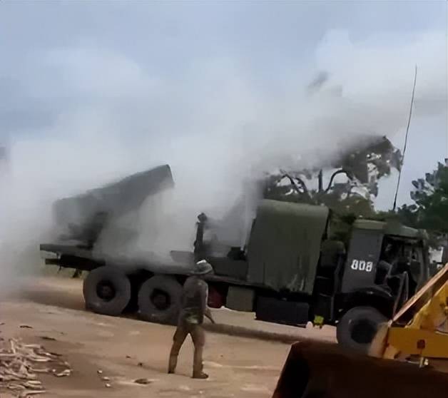 柬埔寨出动PHL-03型300毫米远火<strong></p>
<p>奋达科技股票</strong>，3发火箭弹准确命中泰军据点？