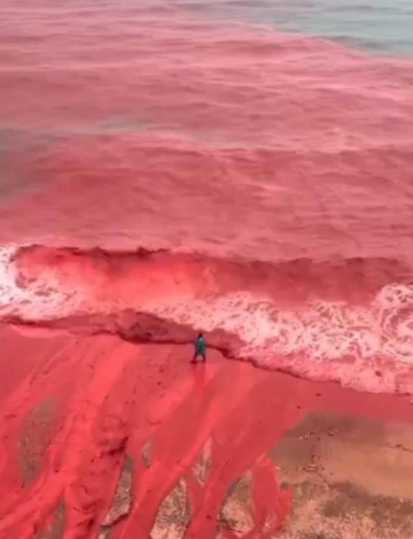 罕见!伊朗霍尔木兹岛遭遇强降雨<strong></p>
<p>中国长城股票</strong>,部分海域变成“血色海洋”