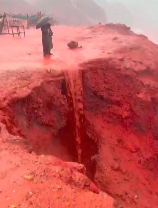 罕见!伊朗霍尔木兹岛遭遇强降雨<strong></p>
<p>中国长城股票</strong>,部分海域变成“血色海洋”