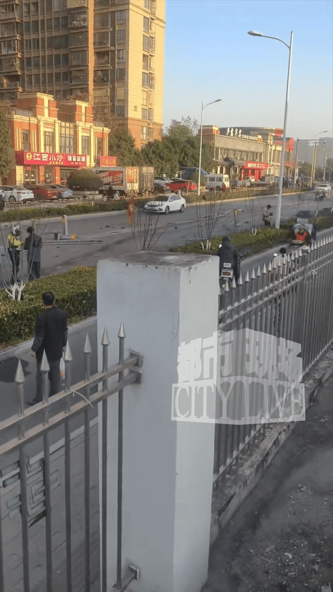 安徽一小米SU7撞翻几十米护栏<strong></p>
<p>中国长城股票</strong>，目击者称车辆前轮脱落后才刹停，当地交警回应