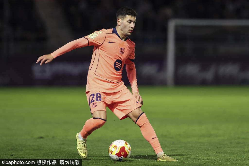 亚马尔上演罗纳尔迪尼奥式破门！遭恶意铲伤后霸气回击球迷嘘声