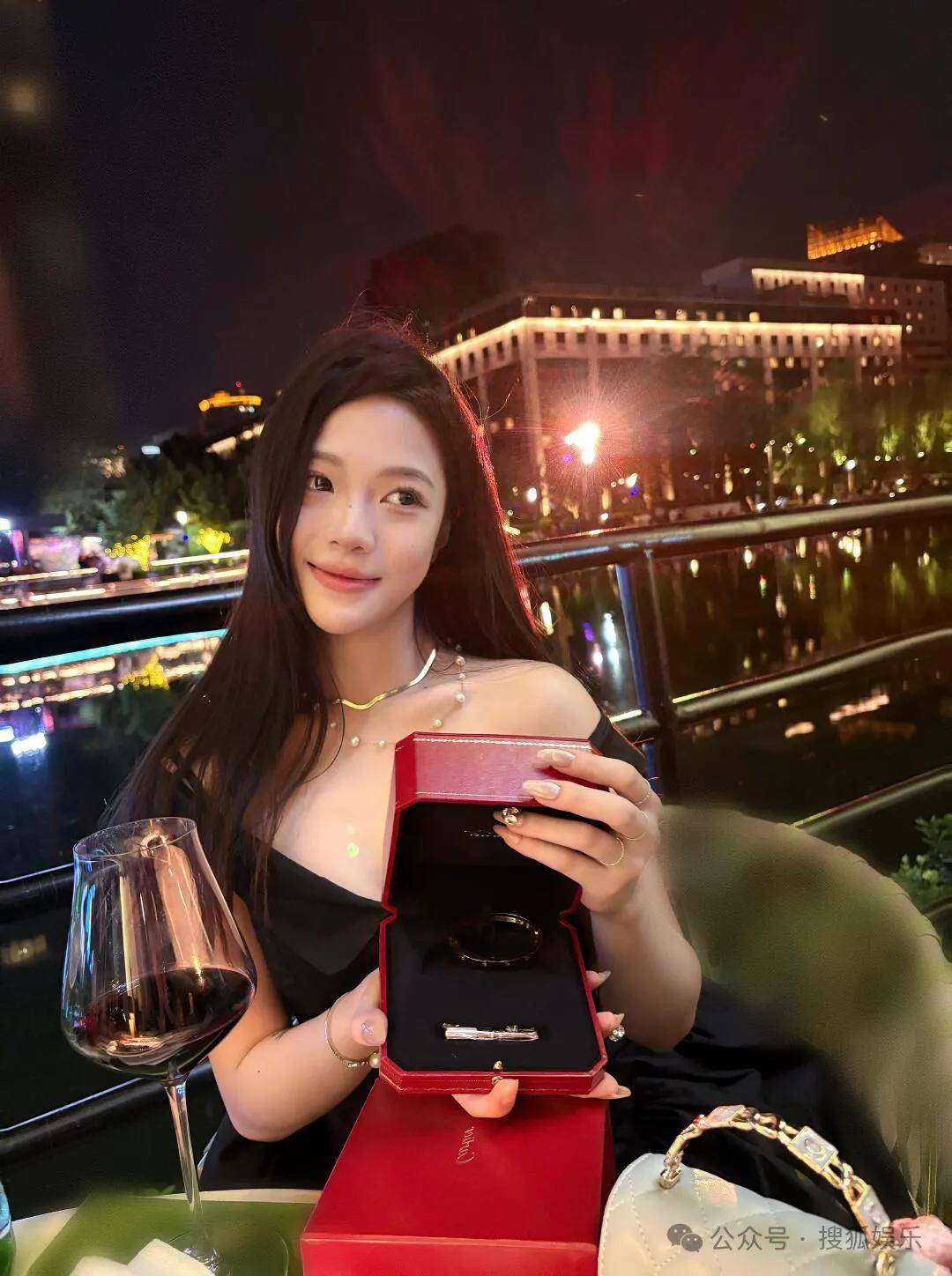 刚开年又曝一对相差15岁的恋情？他这一周两段绯闻真是连环暴击啊<strong></p>
<p>中国重汽股票</strong>！