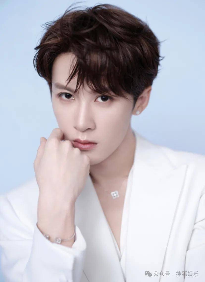 刚开年又曝一对相差15岁的恋情？他这一周两段绯闻真是连环暴击啊<strong></p>
<p>中国重汽股票</strong>！