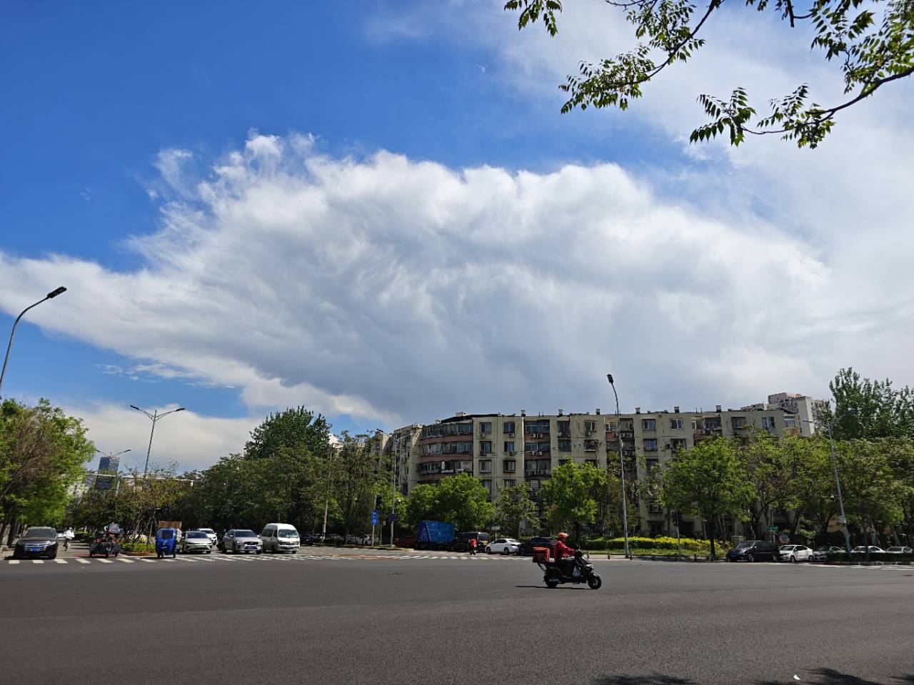 出现“雨幡”奇景<strong></p>
<p>盐湖股份股票</strong>，北京今天的云像“天空之城”