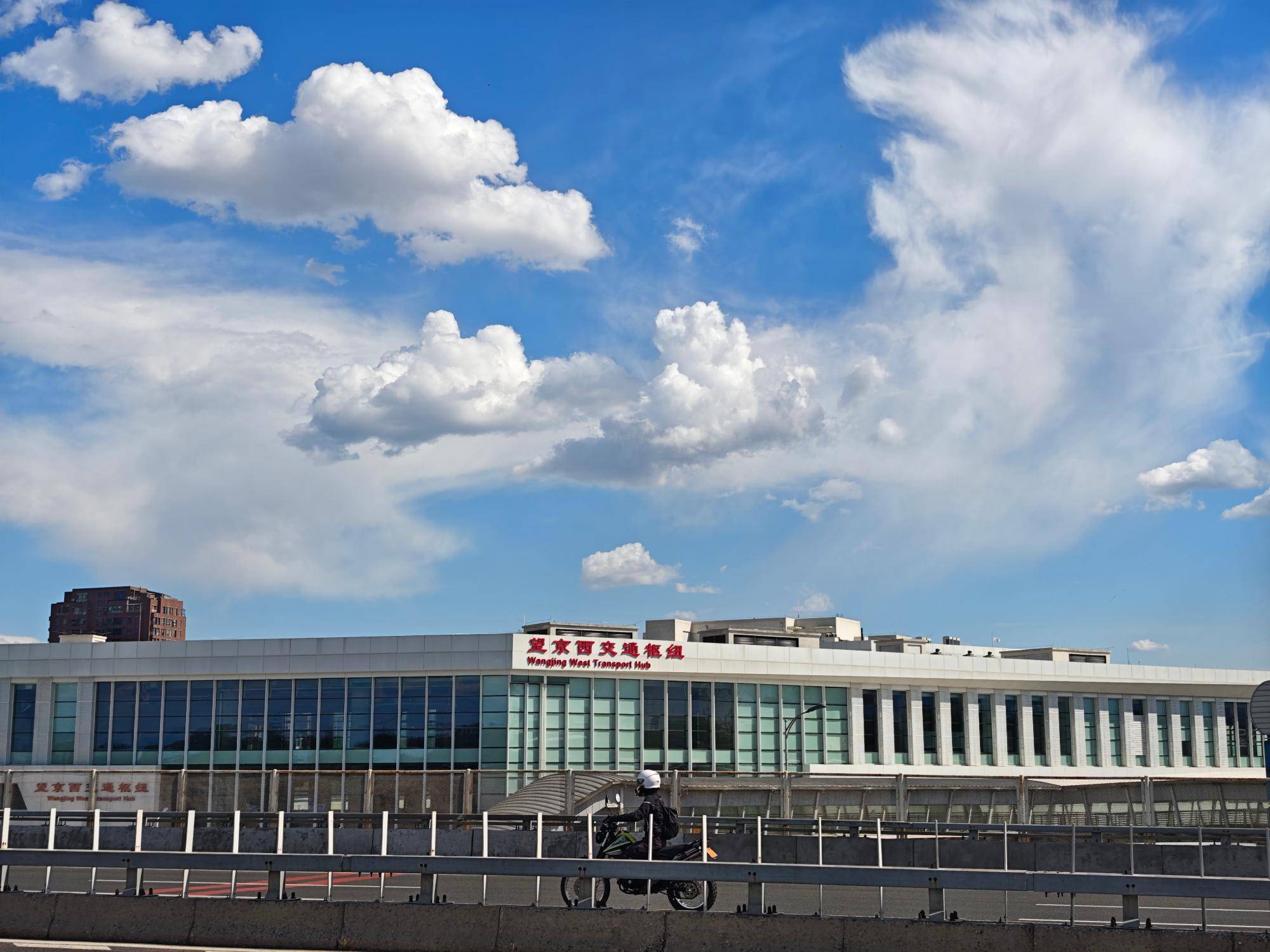 出现“雨幡”奇景<strong></p>
<p>盐湖股份股票</strong>，北京今天的云像“天空之城”