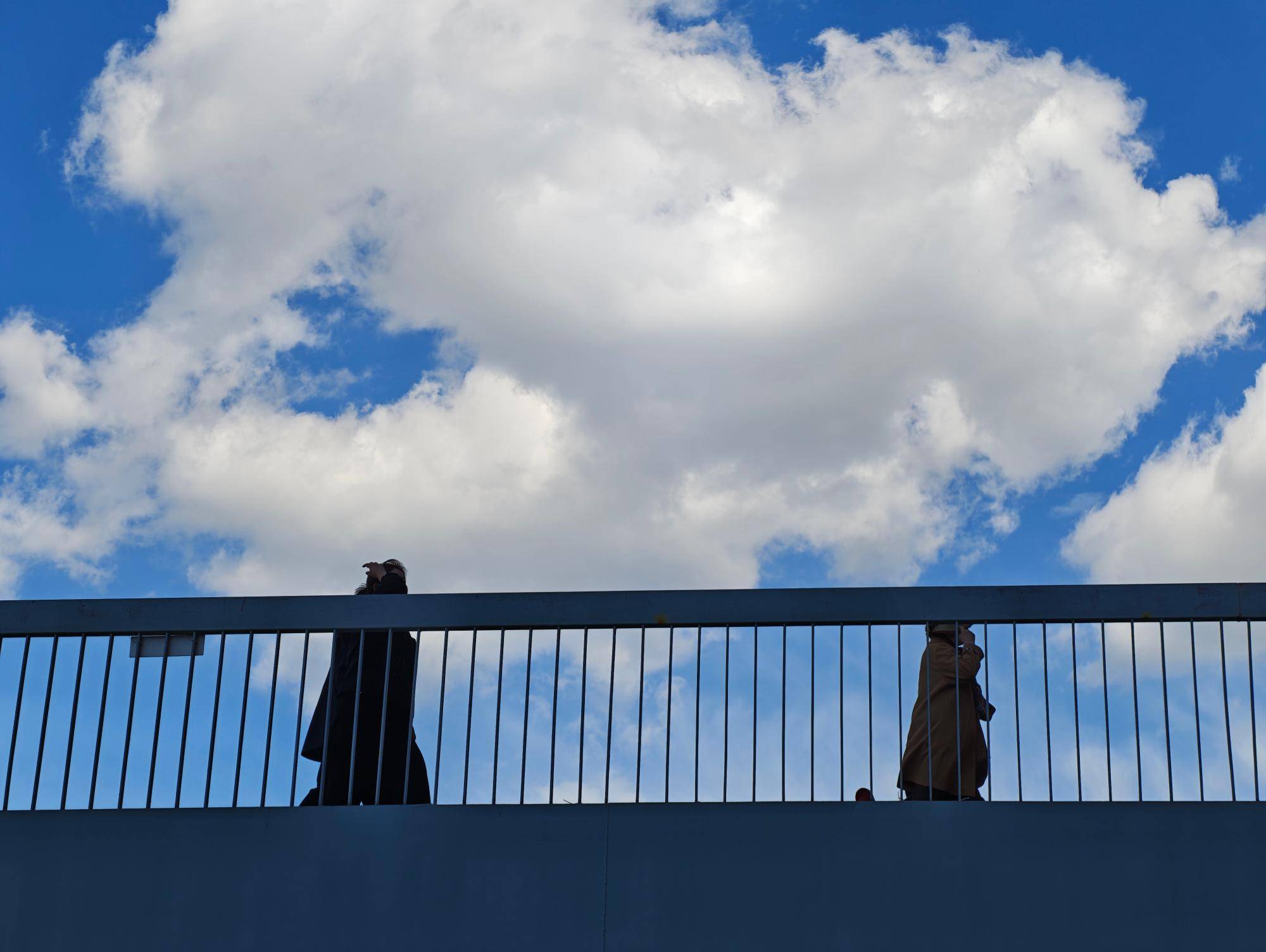 出现“雨幡”奇景<strong></p>
<p>盐湖股份股票</strong>，北京今天的云像“天空之城”