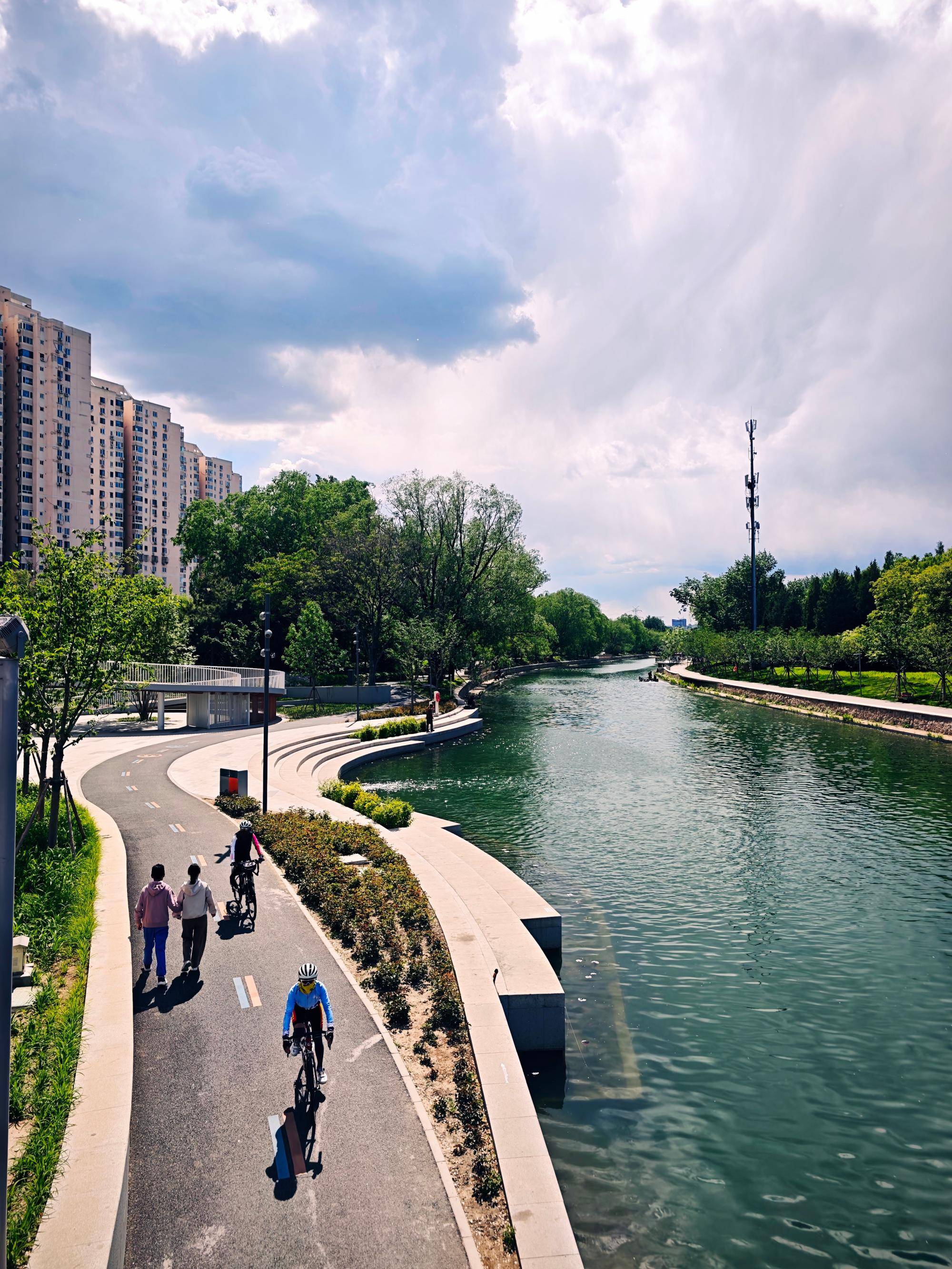 出现“雨幡”奇景<strong></p>
<p>盐湖股份股票</strong>，北京今天的云像“天空之城”